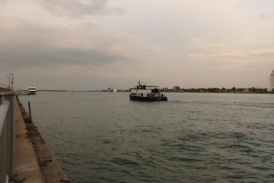 Detroit RiverWalk, Detroit