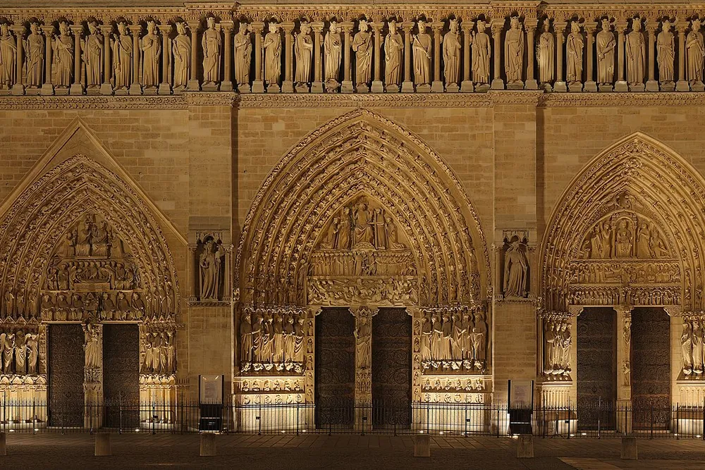 Notre-Dame de Paris (exterior + Île de la Cité wander), Paris