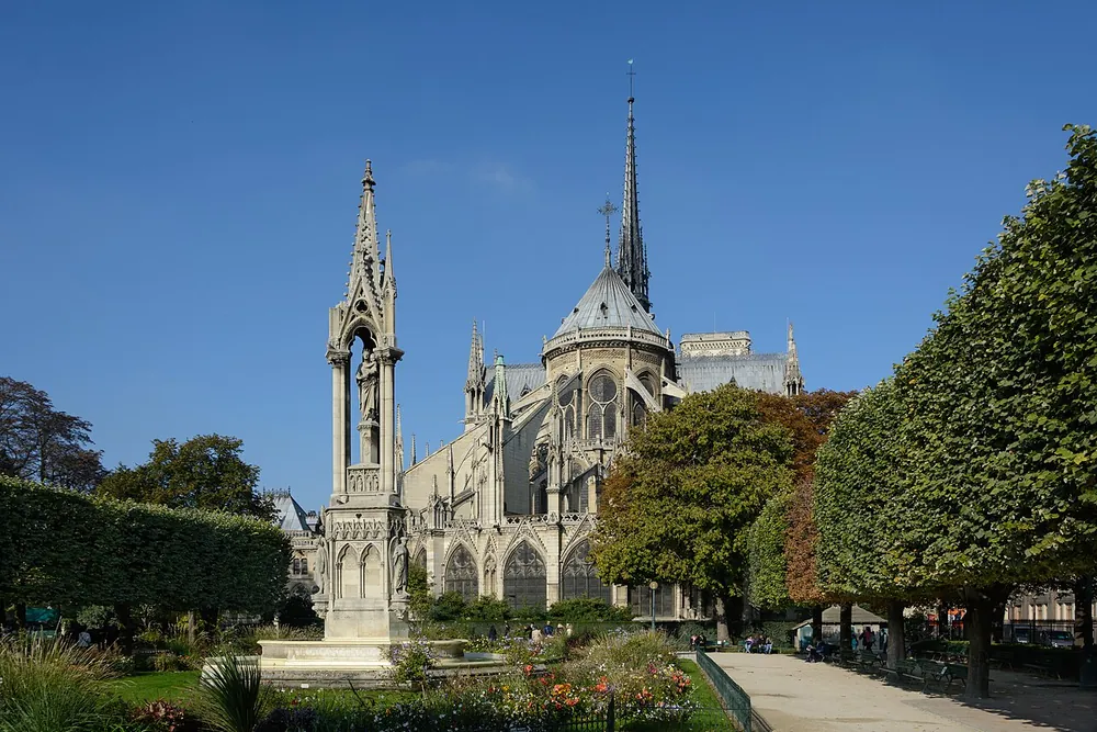 Notre-Dame de Paris (exterior + Île de la Cité wander), Paris